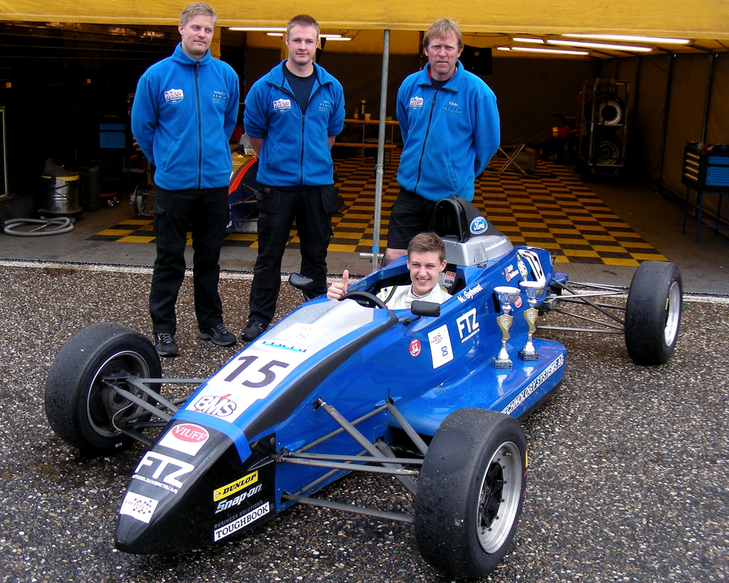 Nicolai Sylvest sammen med teamet.